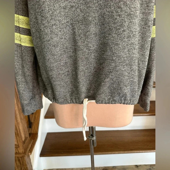 Sundry Grey Cozy Hooded Drawstring Hem Pullover Sweatshirt Size 2 Medium - Picture 5 of 9